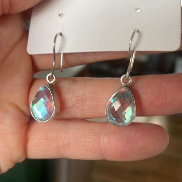 Faceted iridescent teardrop earrings - Picture 4 of 4
